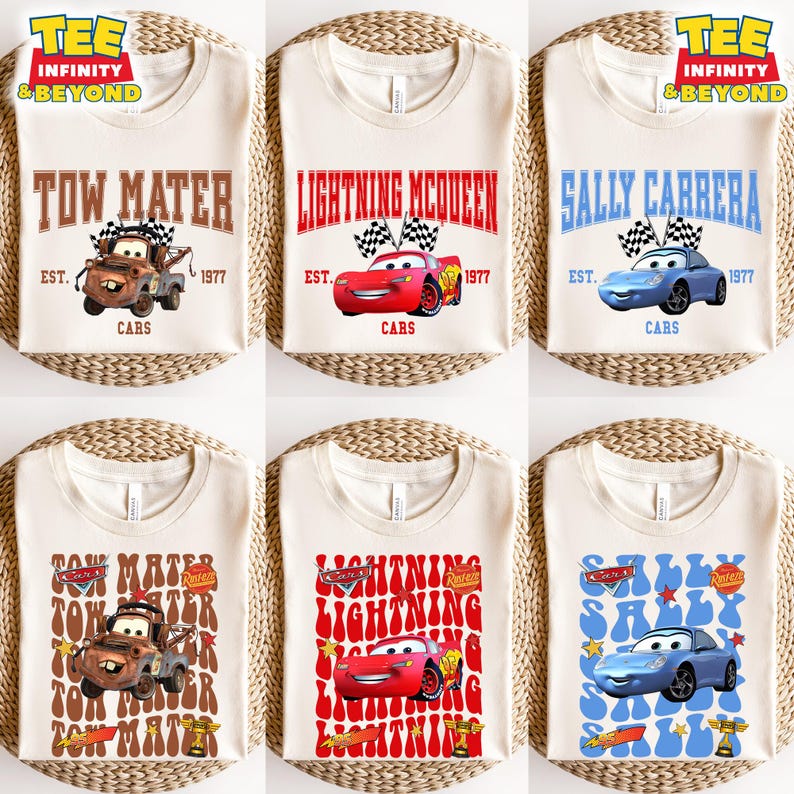 K&ouml;nnte beinhalten: Sechs beigefarbene T-Shirts mit verschiedenen Cars-Charakteren bedruckt. Die Charaktere sind Tow Mater, Lightning McQueen und Sally Carrera. Die Shirts tragen den Text "TEE INFINITY & BEYOND" oben links und "EST. 1977 CARS" unten in der Mitte. Die Shirts haben ein Retro-Design mit einer karierten Flagge und dem Namen des Charakters in fetter Schrift.