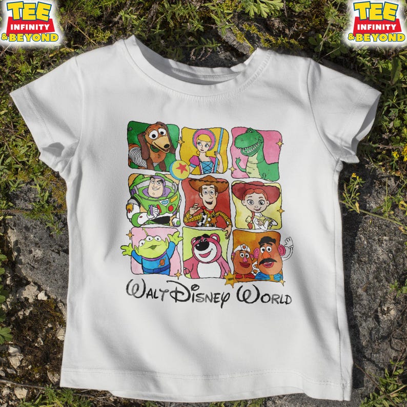 Puede incluir: Camiseta blanca con una colorida cuadr&iacute;cula de personajes de Toy Story. La camiseta incluye im&aacute;genes de Woody, Buzz Lightyear y otros personajes, con "Walt Disney World" impreso debajo.