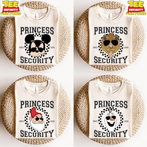 以下が含まれることがあります： 「PRINCESS SECURITY」と「2026」の文字が入った、クリーム色のTシャツ4枚。各シャツには、サングラスをかけた異なる漫画のキャラクター（ミッキーマウス、ビースト、庭のノーム、オラフ）が描かれています。「TEE INFINITY & BEYOND」のロゴが入っています。