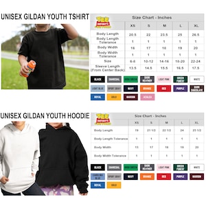 Puede incluir: Se muestra una camiseta negra unisex Gildan para j&oacute;venes y una sudadera con capucha negra unisex Gildan para j&oacute;venes. Se incluyen tablas de tallas en pulgadas para la camiseta y la sudadera con capucha, que detallan la longitud del cuerpo, el ancho y las medidas de las mangas. Se enumeran las opciones de color.