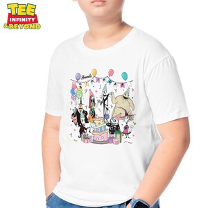 Puede incluir: Camiseta blanca con un gr&aacute;fico colorido de personajes de "Pesadilla antes de Navidad" celebrando un cumplea&ntilde;os. El dise&ntilde;o incluye una tarta, globos y el texto "Amanda Birthday". La camiseta tiene mangas cortas y cuello redondo.