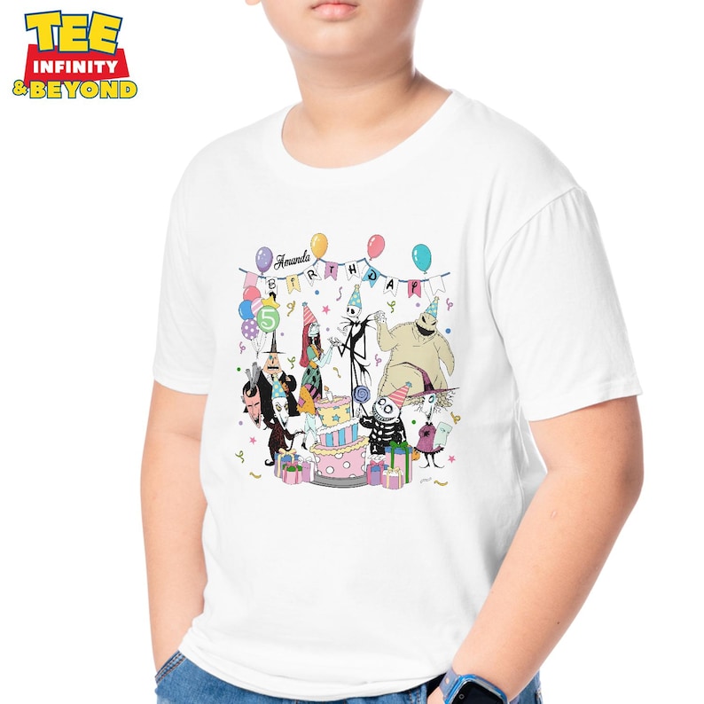 Puede incluir: Camiseta blanca con un gr&aacute;fico colorido de personajes de "Pesadilla antes de Navidad" celebrando un cumplea&ntilde;os. El dise&ntilde;o incluye una tarta, globos y el texto "Amanda Birthday". La camiseta tiene mangas cortas y cuello redondo.
