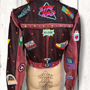 House Of Hexy überarbeitete Vintage-Jeansjacke, handgefärbt, kurz geschnitten: Nostalgie der 80er und 90er Jahre