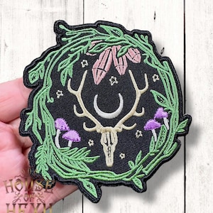 Écusson tête de mort en bois de cerf House Of Hexy : broderie bois mystique, appliqué thermocollant gothique