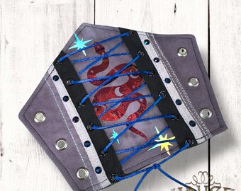 Holografische hemelslang en sterren tie-dye denim bracer manchet – Witchy core Fantasy Renfaire kostuumaccessoire