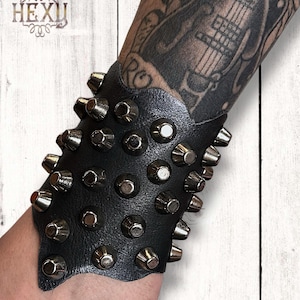 House Of Hexy Distressed Post Cyber Punk Krieger Schwarz Rindsleder Silber Nieten Handgefertigte Armband Manschette Armband