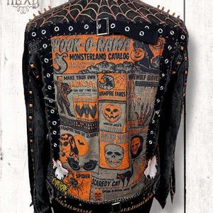 Pode incluir: Jaqueta jeans preta com um design de Halloween. A parte de trás apresenta uma teia de aranha, tachas e uma colagem de gráficos vintage de Halloween, incluindo abóboras, monstros e o texto "SPOOK-O-RAMA".