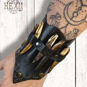 Haus Der Hexy Swamp Hexe Talisman Manschette Braun Rindsleder Nieten Leder Distressed Wolf Knochen Handgefertigte Armband Manschette Armschienen