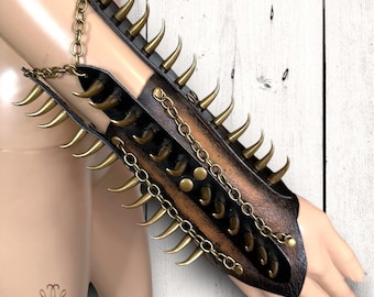 Guantelete de cuero con pinchos: accesorio para disfraz de fantasía medieval