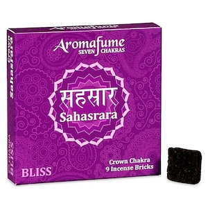 Op de afbeelding: Aromafume Seven Chakras wierooksteen set. De paarse doos heeft een paisley patroon en de woorden "Saharsrara" en "Crown Chakra". Bevat 9 wierookstenen.