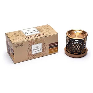 Könnte beinhalten: AromaFume Räucherstäbchen-Box und Räuchergefäß. Die Box ist beige mit den Worten "Spiritual Awareness" und "Premium Incense Bricks". Der Brenner ist schwarz und goldfarben mit einem geometrischen Design und steht auf einem Holzsockel.