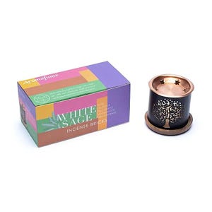 Könnte beinhalten: AromaFume White Sage Räucherstäbchen-Box und ein schwarz-kupferfarbener Räucherstäbchenbrenner. Die Box ist mehrfarbig mit dem Text "White Sage Incense Bricks". Der Räucherstäbchenbrenner hat ein Lebensbaum-Design.