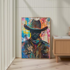 Puede incluir: Una pintura abstracta colorida de una persona que lleva un sombrero de vaquero marr&oacute;n. El rostro de la persona est&aacute; oculto por el sombrero, pero sus ojos son visibles. El fondo es una mezcla de colores brillantes, incluyendo rojo, amarillo, azul y verde.
