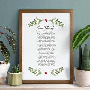 Op de afbeelding: Een printbaar gedicht met een aquarelbloemenrand en rode harten. Het gedicht heeft de titel "Poem Fitte Here" en luidt: "In de stille rust van de middernachtsgloed, Waar de sterren boven in stilte stromen, Ik vond een liefde, een zachte vonk. Die de schaduwen in het donker verlicht. Onder de maan, zo zacht, zo helder. Onze harten namen hun vlucht in de eindeloze nacht. Twee zielen verstrengeld, een perfect paar. Alsof het universum ons daar had geplaatst. Je aanraking is warm, een kalmerende bries, Die de storm kalmeert en me op mijn gemak stelt. Met elk gefluister, elke zucht. Je trekt me dichterbij, ik kan het niet ontkennen. De manier waarop je spreekt, de manier waarop je glimlacht. De tijd vertraagt ​​en blijft even. Elk woord dat je zegt, een melodie. Een lied dat de lucht met vreugde vult. En in je ogen zie ik de hemel. Een grenzeloze diepte, waar dromen kunnen vliegen. Duizend werelden zijn in je geboren. En elke dag voelt mijn liefde nieuw aan. Je schildert mijn hart met heldere kleuren. En vult mijn wereld met zacht licht. Elke ademhaling die ik neem, een gelofte om te houden. Om je te koesteren, in wakker zijn en slapen."