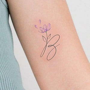 Benutzerdefinierte Initial Tattoo-Designs mit Blume, Blumen Initial Tattoo, Initialen mit Herz, Tattoo mit Kinder-Initialien, kursive Schriftart
