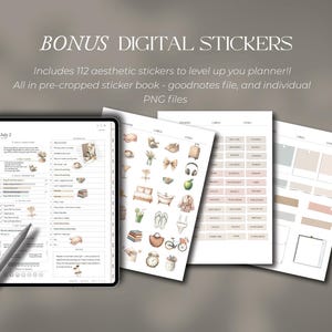 Op de afbeelding: Een digitale plannerpagina weergegeven op een tabletscherm met een stylus, vergezeld van drie vellen digitale stickers met illustraties van huishoudelijke artikelen, kleding en labels met de tekst BONUS DIGITAL STICKERS.