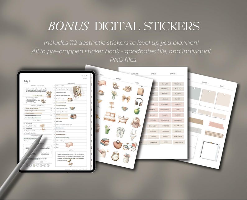 Op de afbeelding: Een digitale plannerpagina weergegeven op een tabletscherm met een stylus, vergezeld van drie vellen digitale stickers met illustraties van huishoudelijke artikelen, kleding en labels met de tekst BONUS DIGITAL STICKERS.