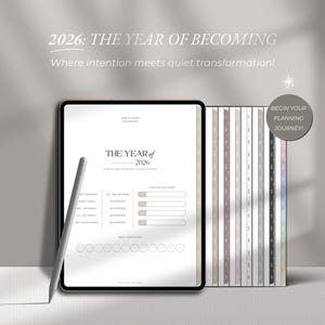 K&ouml;nnte beinhalten: Ein digitaler Planer f&uuml;r 2026 wird auf einem Tablet mit einem Stift angezeigt. Auf dem Cover des Planers steht "THE YEAR of 2026". Neben dem Tablet befinden sich mehrere gebundene Planer in verschiedenen Farben. Der Text "2026: THE YEAR OF BECOMING" steht oben.