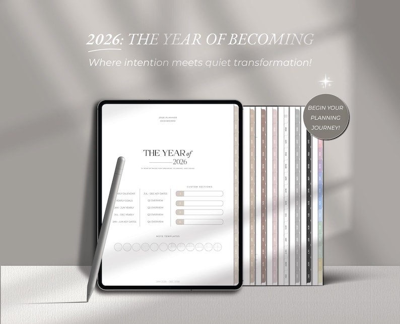 K&ouml;nnte beinhalten: Ein digitaler Planer f&uuml;r 2026 wird auf einem Tablet mit einem Stift angezeigt. Auf dem Cover des Planers steht "THE YEAR of 2026". Neben dem Tablet befinden sich mehrere gebundene Planer in verschiedenen Farben. Der Text "2026: THE YEAR OF BECOMING" steht oben.