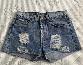 Jaren 90 Levi's denim shorts, hoge taille afgesneden jeans, vintage getailleerde brutale jeansshort, noodlijdende cowgirl booty shorts