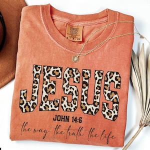 クリスチャン・ジーザス・シャツ、チータープリント聖書詩Tシャツ、イエスはあなたを愛していますスウェットシャツ、道、真実、人生、快適カラーTシャツ