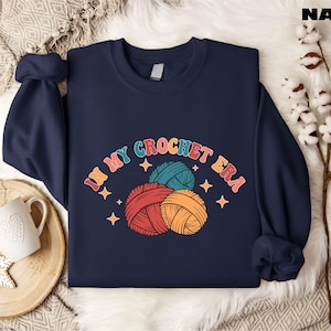 Sudadera In My Crochet Era, regalo para amantes del tejido, regalo para mamá artesana, suéter para amantes del crochet, divertido jersey de crochet con cuello redondo, camiseta de Crochet Era