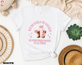 T-shirt « On est des filles, bien sûr qu'il nous faut trois verres en permanence », T-shirt « Amoureuse de café », Sweat-shirt « Coquette », T-shirts assortis pour copines