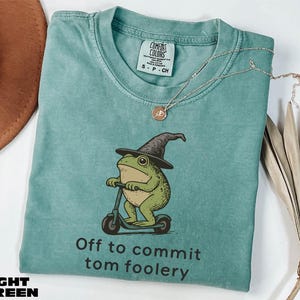 Off to Commit Tom Foolery-tröja, Grodskoter-tröja, Rolig Weirdcore Sarkastisk T-shirt, Cottagecore Grod-tröja, Comfort Colors T-shirt