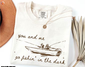 Chemise toi et moi allant pêcher dans le noir, cadeau pour amateur de pêche, cadeau fête des pères, t-shirt croquis de bateau de pêche, t-shirt couleurs confort
