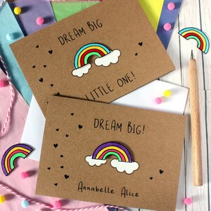 Rêvez grand ! Carte personnalisée pour nouveau-né, avec un joli arc-en-ciel fait main