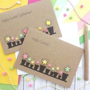 Carte personnalisée Joyeuses Pâques en pot de fleurs, avec des décorations florales faites main