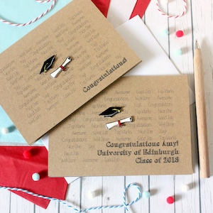 Carte de remise des diplômes ou carte d'examen personnalisée. Félicitations ! Avec un panneau de mortier fait main et des embellissements de parchemin de remise des diplômes