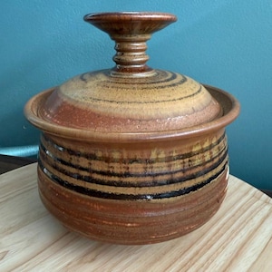 Vintage 93 Jeff Dietrich Log House Pottery Handmade Rustic Brown Ceramic Lidded Bowl With Striped Design EUC