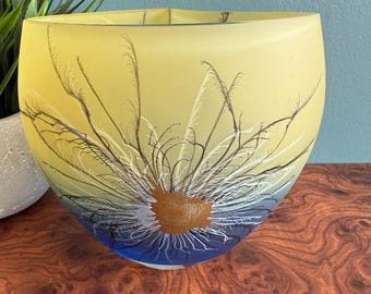 アールヌーボー様式の花柄のレディピューター花瓶。 - Etsy 日本