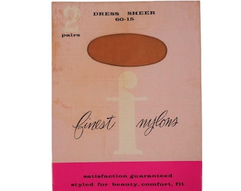 Puede incluir: Una caja vintage de medias de nailon transparente. La caja es rosa con las palabras "DRESS SHEER 60-15" y "finest nylons". También indica "2 pairs" y "satisfaction guaranteed".