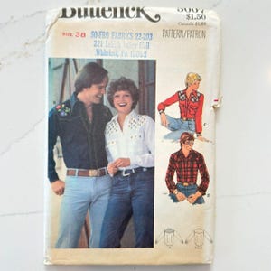 Könnte beinhalten: Vintage Schnittmuster von Duuenck, Größe 38. Das Muster zeigt Illustrationen von Hemden und einer Jeansjacke. Das Cover zeigt Abbildungen von Personen, die die Kleidungsstücke tragen. Der Text enthält "SO-FRO FABRICS 22-203" und "Whitehall, PA 10052".