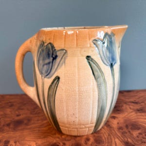 Brocca antica in ceramica Roseville con motivo a tulipani blu, in gres smaltato a mano, risalente al 1910 circa.