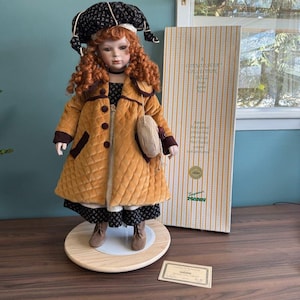Vtg Seymour Mann Connoisseur Porcelain Doll 33/1200 Quilted Coat Purse Hat Box