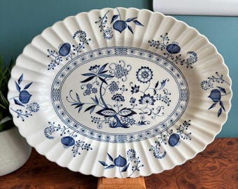 Plat de service ovale 15 po. Bleu Nordic par J & G Meakin England motif Onon