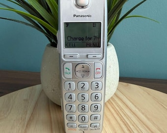 Teléfono inalámbrico Bluetooth Panasonic KX-TGE270 S Link2Cell 6.0, color plata y blanco, en funcionamiento.