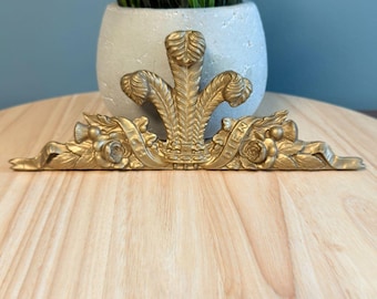 Frontón vintage tono dorado Príncipe de las Ballenas Escudo de plumas Ich Dien Adorno ornamentado 9"