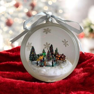 2007 Mr. Christmas Large Animated/music/lights White Christmas