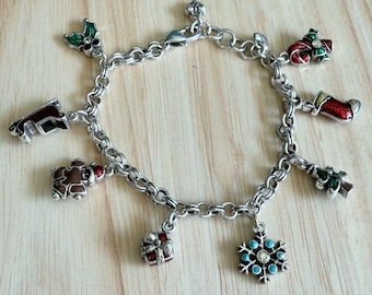Pulseira de pingente de Natal Brighton em tom prateado com esmalte