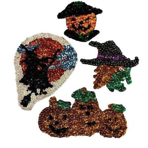 Peut inclure: Ensemble de décorations d'Halloween en sequins. L'image présente une figurine à tête de citrouille, une sorcière, une double citrouille et une silhouette de chauve-souris devant une lune. Les sequins sont de couleurs orange, noir et vert.