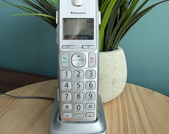 Telefon bezprzewodowy Panasonic KX-TGEA40 z bazą ładującą i zasilaczem sieciowym – srebrny/biały