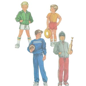 Può includere: Illustrazione di quattro bambini in abbigliamento sportivo. Uno indossa una giacca verde, pantaloncini bianchi e calzini a righe. Un altro indossa una maglietta gialla e pantaloncini rossi. Un terzo bambino è in tuta blu, e l'ultimo indossa una felpa con cappuccio grigia e pantaloni rossi.