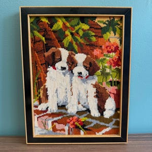 Arte vintage de punto de cruz con cachorros de San Bernardo enmarcado en madera