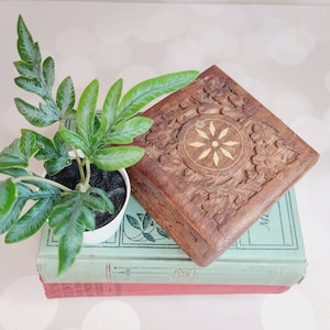 Vintage geschnitzte Holz Trinket Box mit Untersetzer