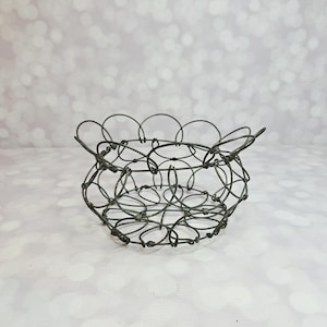 Cesta de alambre plegable vintage para huevos