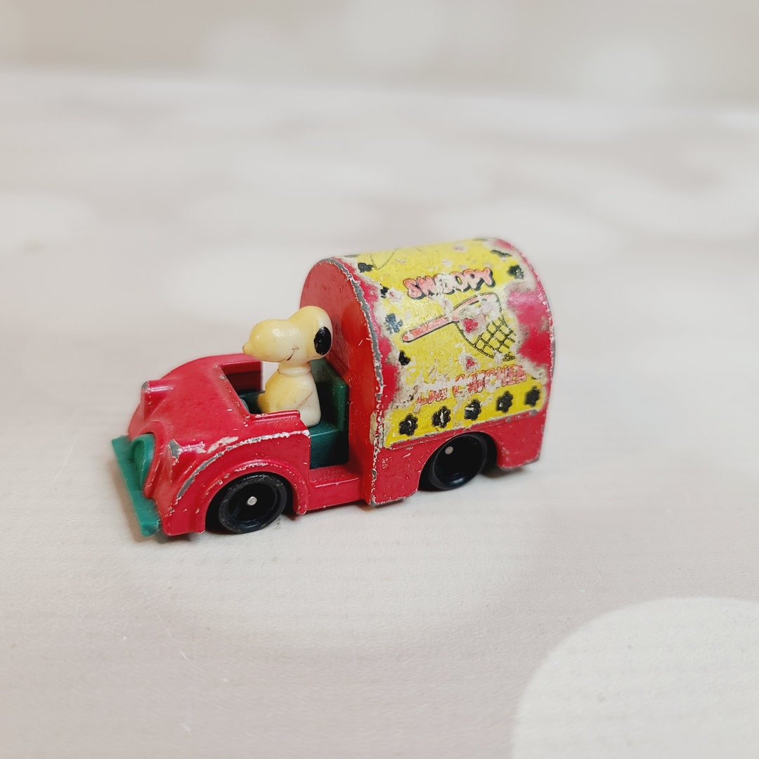 Snoopy & Woodstock Large Die-cast Snoopy in Formula 1 Car